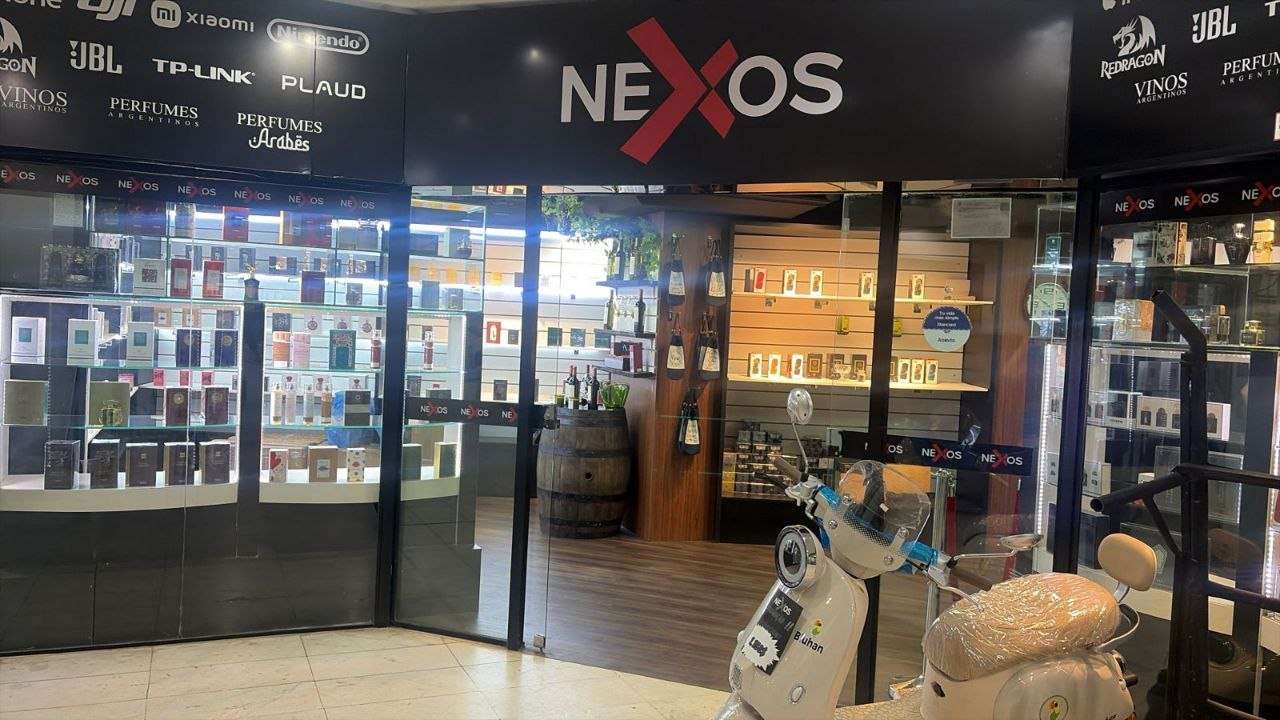 Frente del local de NEXOS Shop en la Galería Vendôme, Adrián Jara, Ciudad del Este
